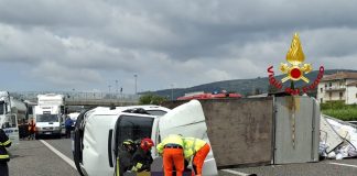 Incidente sulla A2: autocarro si ribalta tra Eboli e Campagna, conducente estratto dalle lamiere