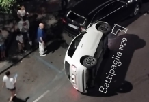 Paura a Battipaglia, Fiat 500 si capovolge in via Mazzini