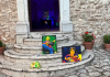 Provincia. Il Pittore Mangone ricorda Rino Gaetano: due tele per raccontare un artista che continua a parlare al presente
