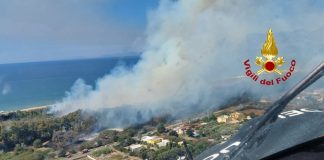 Eboli. Vasto incendio nella fascia costiera: fiamme a Campolongo, in azione anche l’elicottero “Drago”