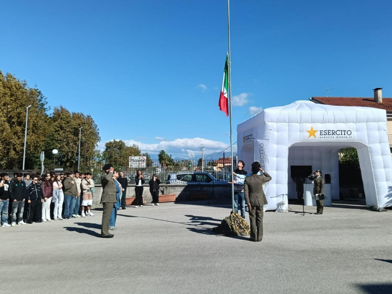 Capaccio. I carristi di Persano celebrano la cerimonia dell’alzabandiera con gli studenti dell’Istituto PROFAGRI